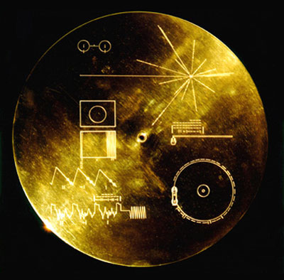 La custodia dorata del disco posto sui Voyager, con le istruzioni per decifrarlo.